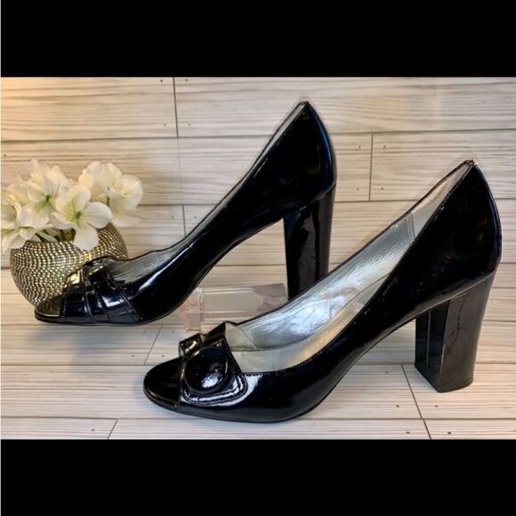 TAHARI Size 10M Black Patten Leather Peekaboo Button 3.75 Heels - Picture 2 of 11